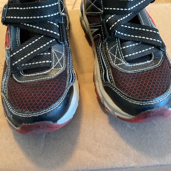 Sketchers STAR WARS Darth Vader runners - size 1Y - Picture 10 of 10